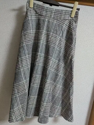 그레이 계열 체크 플레어 스커트 무릎 기장