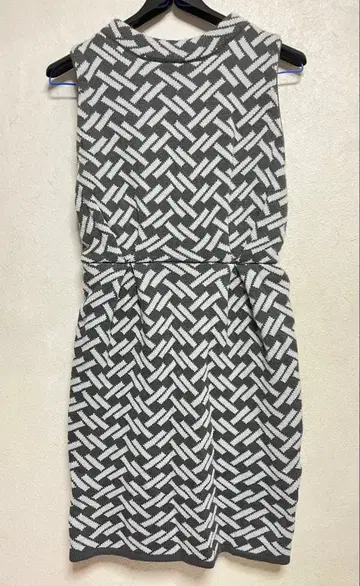 슬리브리스 무릎 기장 원피스 그레이와 화이트 패턴