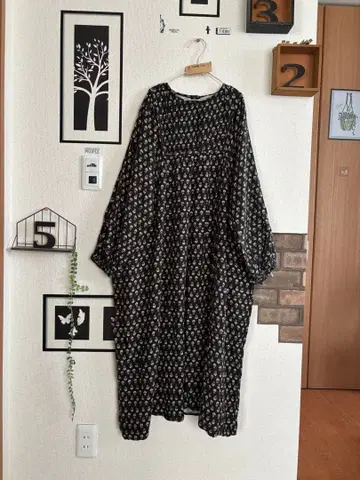 새상품급 꽃무늬 가슴 핀턱 원피스*블랙