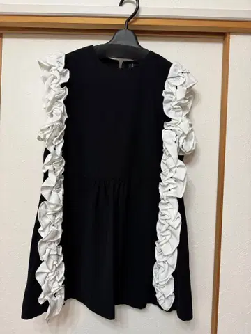 hue 프릴 부착 블랙 튜닉 반팔