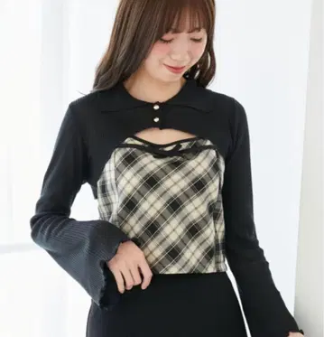 블랙 체크 무늬 컷 아웃 니트