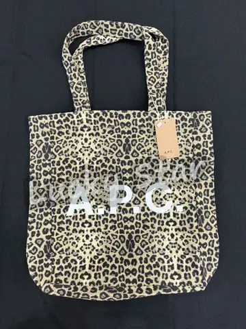 A.P.C. 레오파드 무늬 토트백