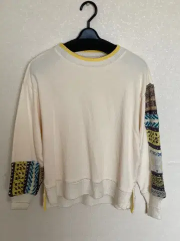 아이보리 패턴 소매 트레이닝복 M 사이즈