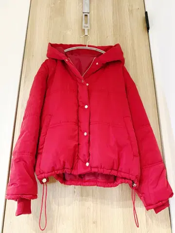미사용 새상품 후드 부착 다운 자켓 레드 컬러