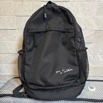 거의 사용하지 않은 TWICE 블랙 백팩