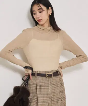 베이지 터틀넥 긴팔 상의