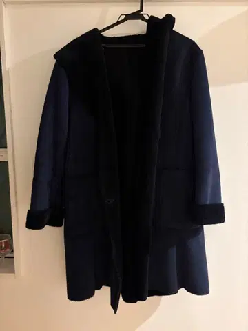 네이비 후드 부착 무스탕 코트 리버서블