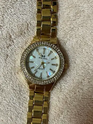 쿼츠 손목시계 골드 밴딩 작동 중입니다