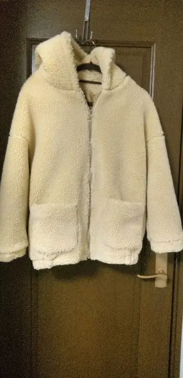 후드 부착 크림색 보아 자켓