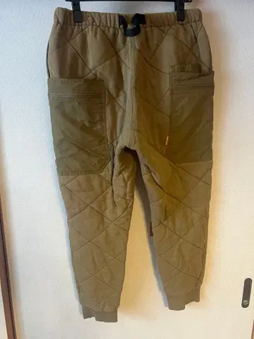 올리브색 퀼팅 팬츠 사이드 포켓 포함