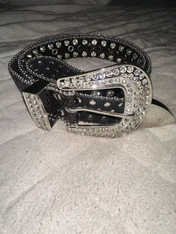 스톤 장식 블랙 가죽 벨트
