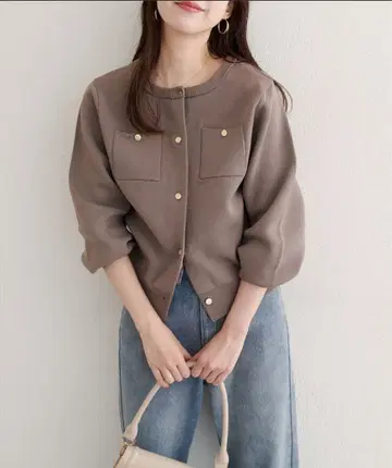 [WEB 한정판] 폴리 니트 금장 버튼 포켓 가디건 모카