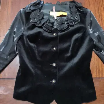 프릴 달린 블랙 벨벳 자켓