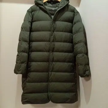 유니클로 울트라 라이트 다운 후디드 코트 올리브 M 롱 다운