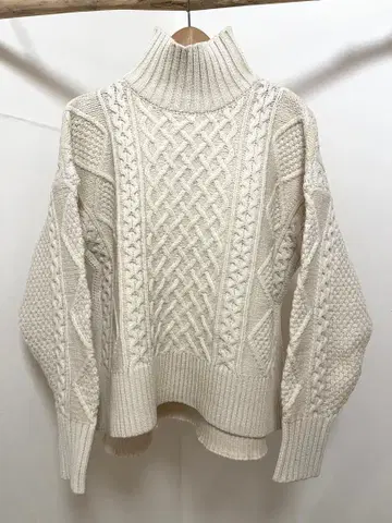 프릭스스토어 하이넥 스웨터 아이보리