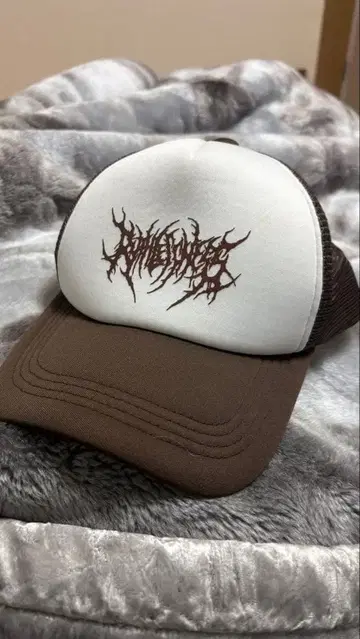 로고 자수 트래커 캡 화이트/브라운