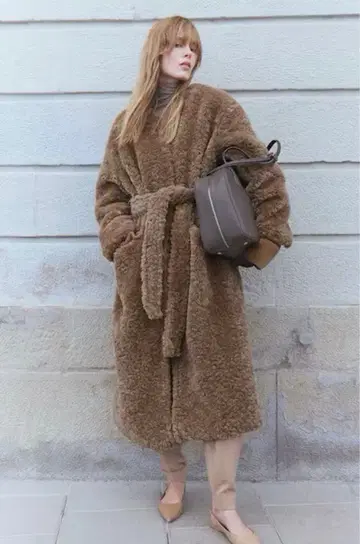 브라운 보아 롱 코트 벨트 포함 벨티드 플러피 코트