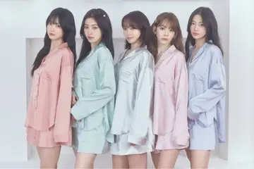 gelatopique 제라피케 LE SSERAFIM 셔츠 & 숏팬츠