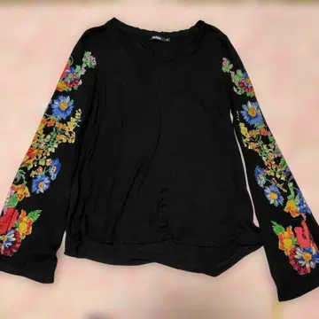 새상품급 desigual V넥 긴팔 티셔츠 블랙 꽃 XL