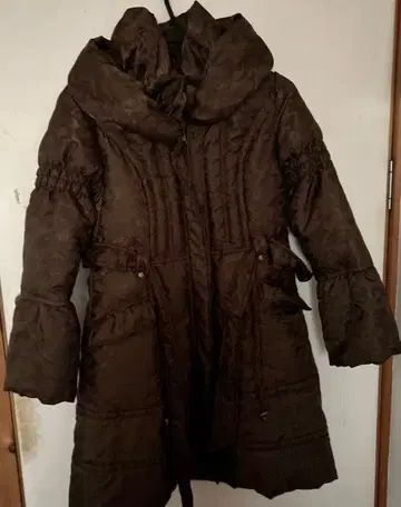 브라운 후드 부착 다운 자켓