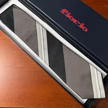 정가 15,000엔 FIORIO 패널 스트라이프 레지멘탈 넥타이 그레이지
