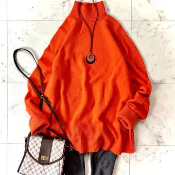 미라 오웬 캐시미어 울 니트 터틀넥 백 슬릿 오렌지