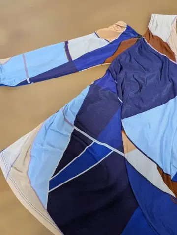 차코트 로열 댄스, 상의, 오프숄더 긴팔 블루 계열 기하학 패턴