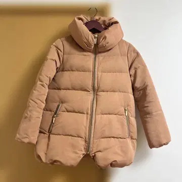 베이지 후드 부착 다운 자켓