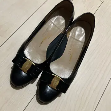 블랙 리본 포함 플랫 힐 펌프스