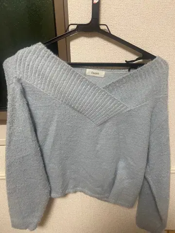 Darich 스카이블루 V넥 오프숄더 스웨터