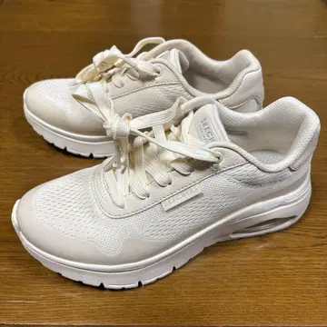 SKECHERS 에어쿠션 화이트 스니커즈