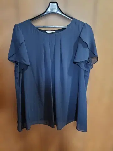 Rose Tiara 네이비 반팔 블라우스