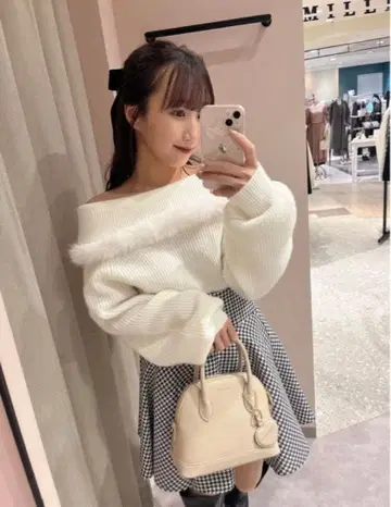 안미르 퍼 오프숄더 니트