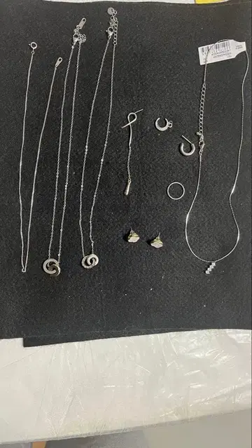 목걸이와 귀걸이 반지 세트