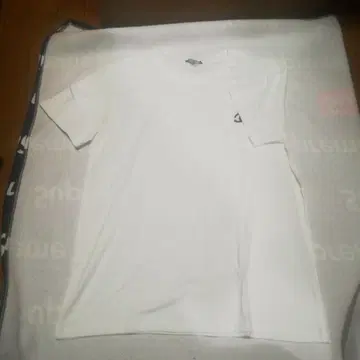 화이트 T셔츠 작은 로고 포함