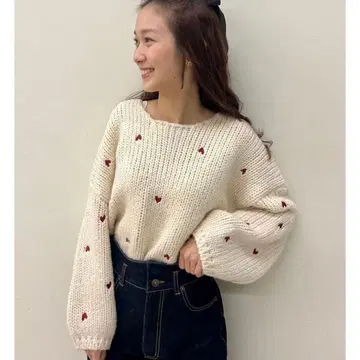 미개봉 새상품 하트 자수 아이보리 긴팔 니트