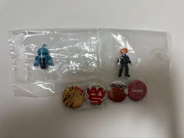 VAUNDY 피규어와 배지 세트