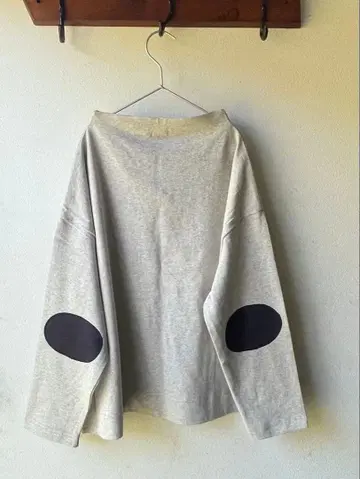 Bliss bunch . 전후 차이 보틀넥 풀오버 (엘르 패치 부착)