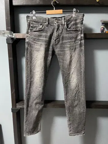 그레이 테이퍼드 데님 팬츠