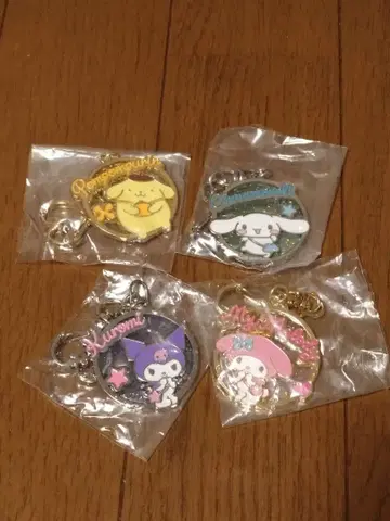 시나모롤 마이멜로디 쿠로미 폼폼푸딩 가챠가챠 키링