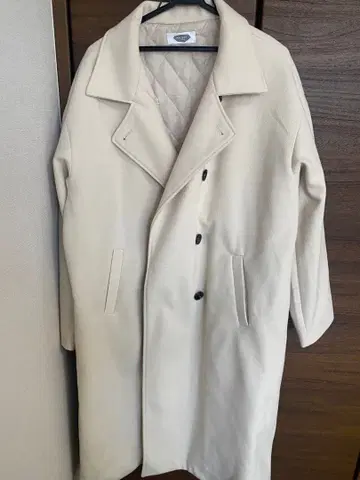 크림색 더블 브레스트 롱 코트