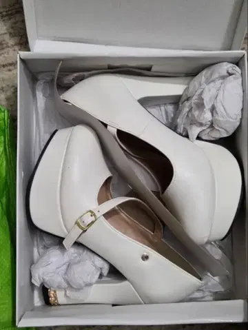 브라이덜용 화이트 스트랩 하이힐