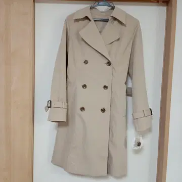 베이지 더블 브레스트 트렌치코트
