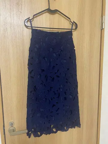 네이비 컷 아웃 디자인 타이트 스커트