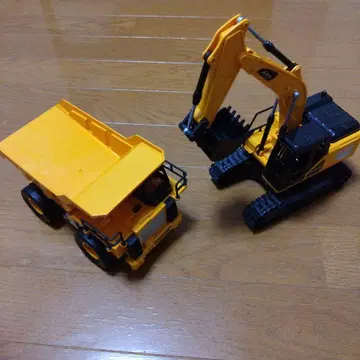 덤프트럭과 굴착기 세트