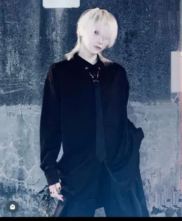 일일일 실버 버클 넥타이 포함 블랙 셔츠