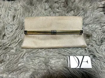 다이앤 폰 파스텐버그 실버 메탈릭 클러치백 IV