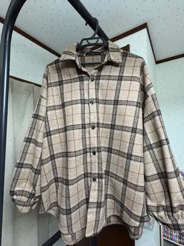 도톰한 캐주얼 베이지 계열 체크 긴팔 셔츠