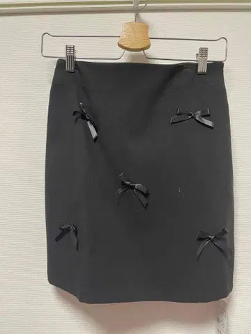 리본 장식 블랙 미니 스커트