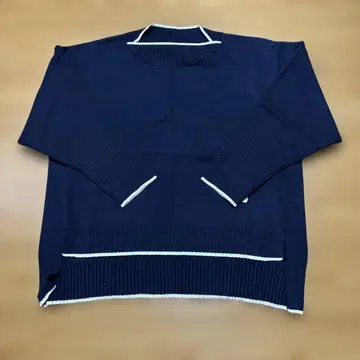 네이비 스웨터